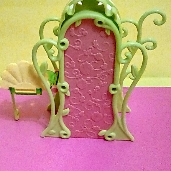 Strawberry shortcake doll & vanity furniture - Picture 6 of 6